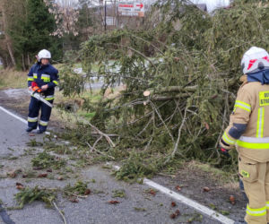 Wichury w Małopolsce. Uszkodzony dach kościoła. Kilkaset interwencji strażaków