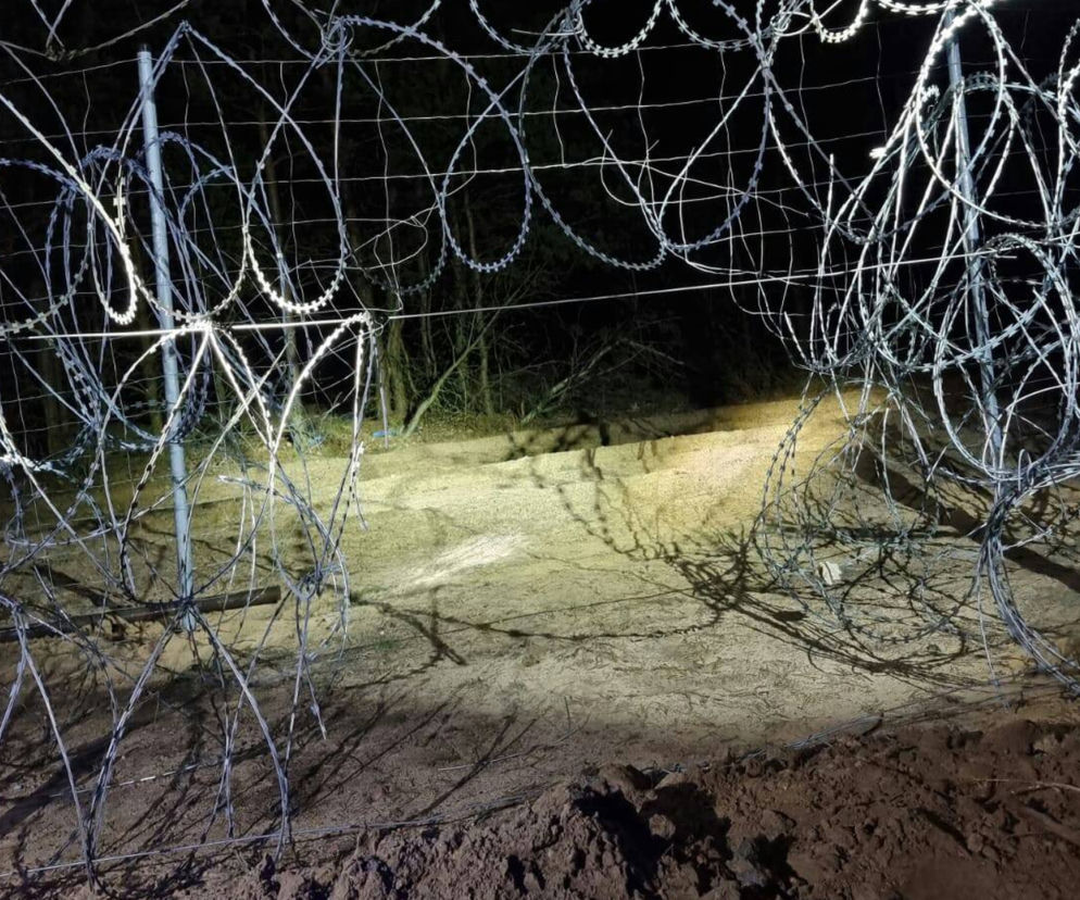 Podlaskie: Niespokojna noc na granicy z Białorusią. Poleciały kamienie i kłody