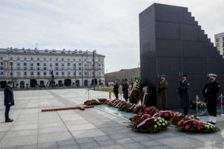 Awantura podczas miesięcznicy smoleńskiej! Wyrywanie wieńca, szarpanina z policją
