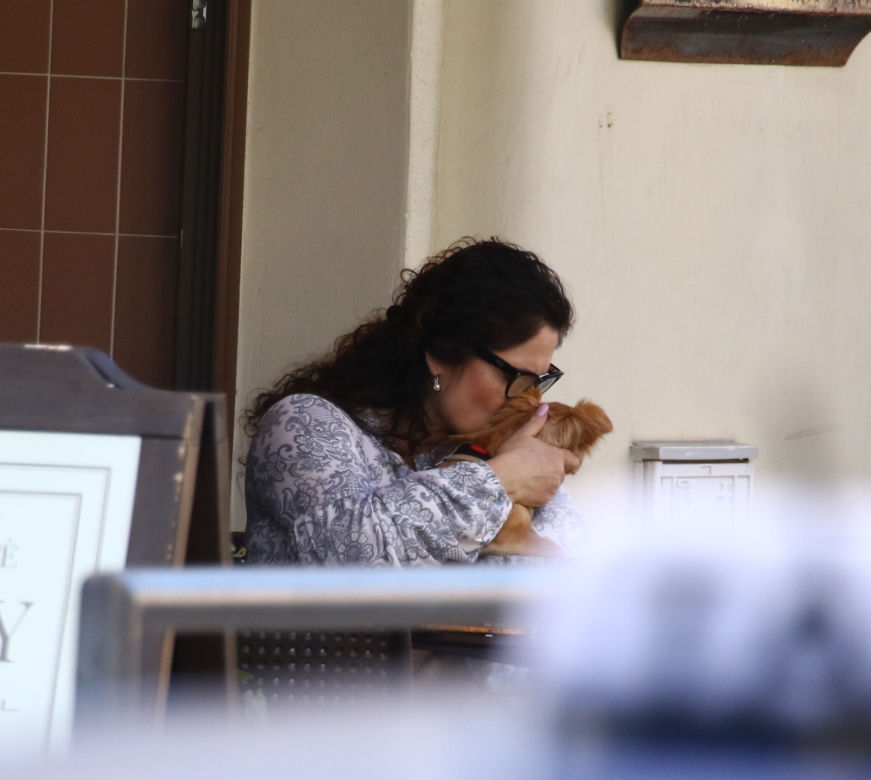 Była posłanka PiS z córką w restauracji. Całuje psa