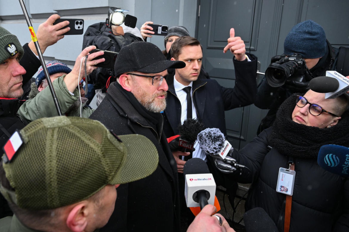 Grzegorz Braun pojawił się w prokuraturze. Nie otrzymał żadnych zarzutów