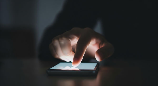 Matka dwójki straciła fortunę. Jak uwierzyła w czterech gwiazdorów?