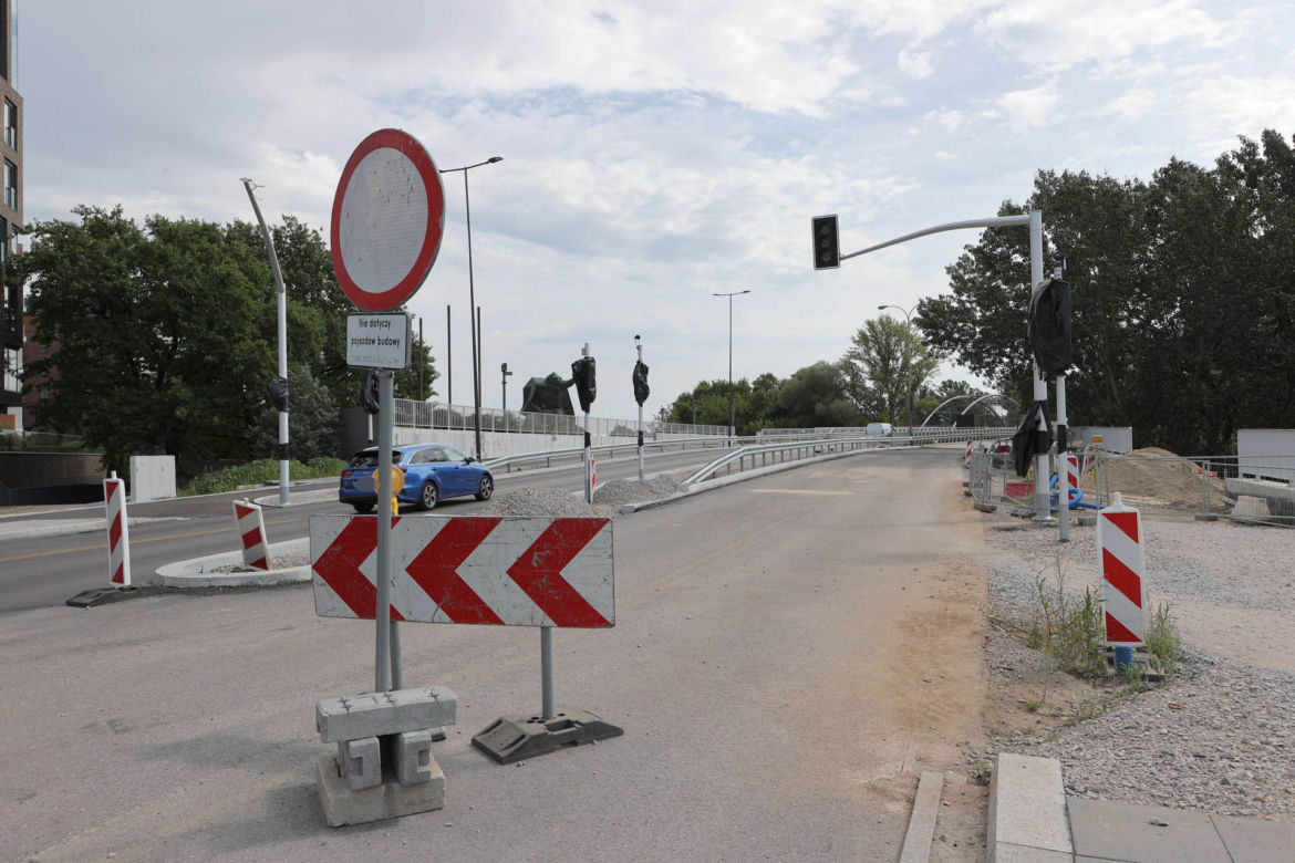 Przebudowa Wybrzeża Helskiego. Robotnicy bimbają na budowie