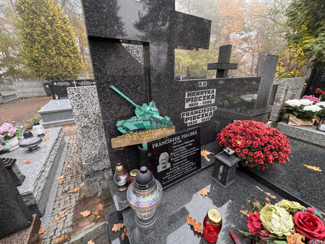 Fani „Rancza” od razu go rozpoznają. Niezwykły detal na grobie Franciszka Pieczki