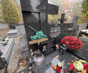 Fani „Rancza” od razu go rozpoznają. Niezwykły detal na grobie Franciszka Pieczki