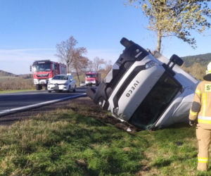 Silny wiatr przewrócił samochód w Kaczorowie na Dolnym Śląsku