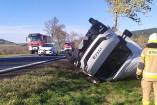 Silny wiatr przewrócił jadący samochód. Jedna osoba ranna [ZDJĘCIA]
