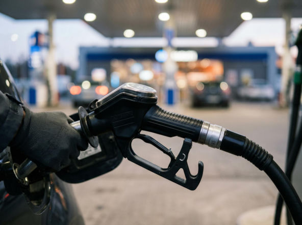 Hurtowe ceny paliw 30 marca 2026 - potężne cięcia w rafineriach po rządowej interwencji