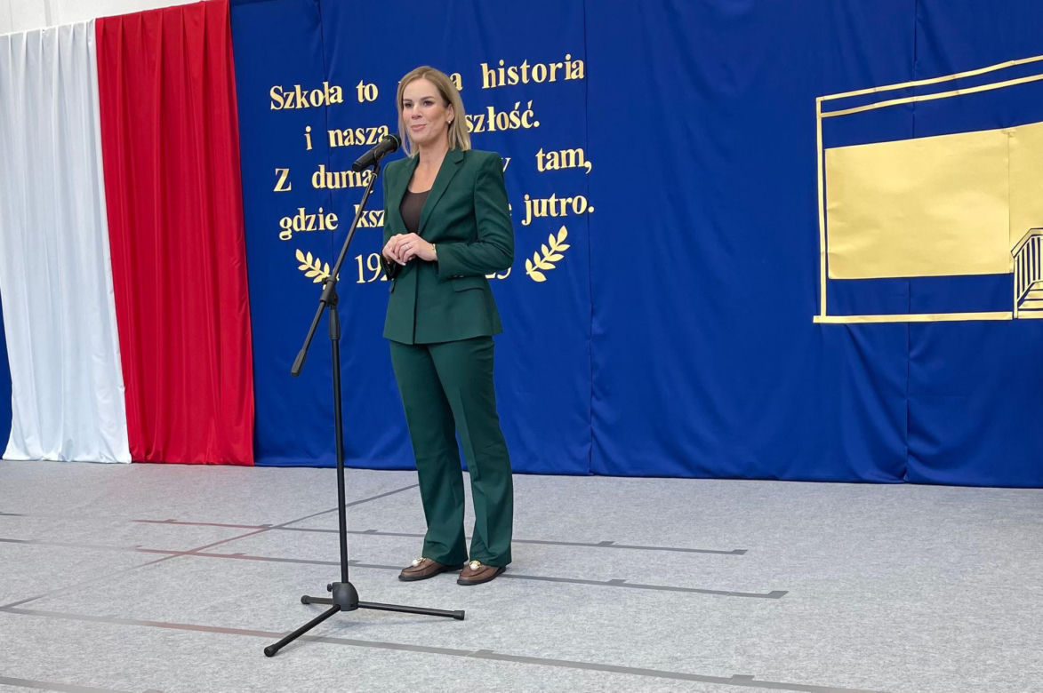 Pierwsza Dama uczciła z uczniami 100 lat od nadania imienia Stefana Batorego Szkole Podstawowej w Liwie