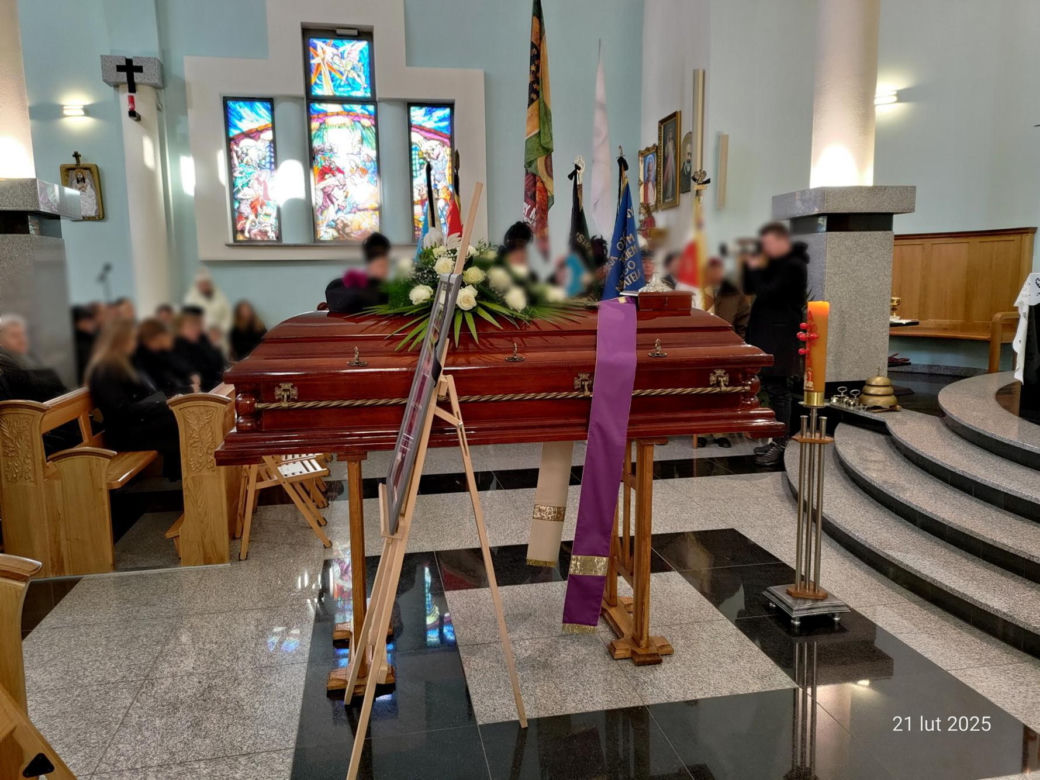 Pełne łez ostatnie pożegnanie duchownego z Kłobucka. Ukochanego proboszcza żegna tłum mieszkańców i wiernych