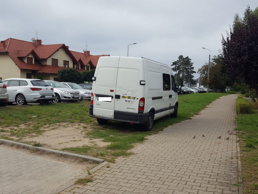 Na osiedlu Rejtana w Lesznie pojawiły się nowe tabliczki – „Zakaz gry w piłkę” 