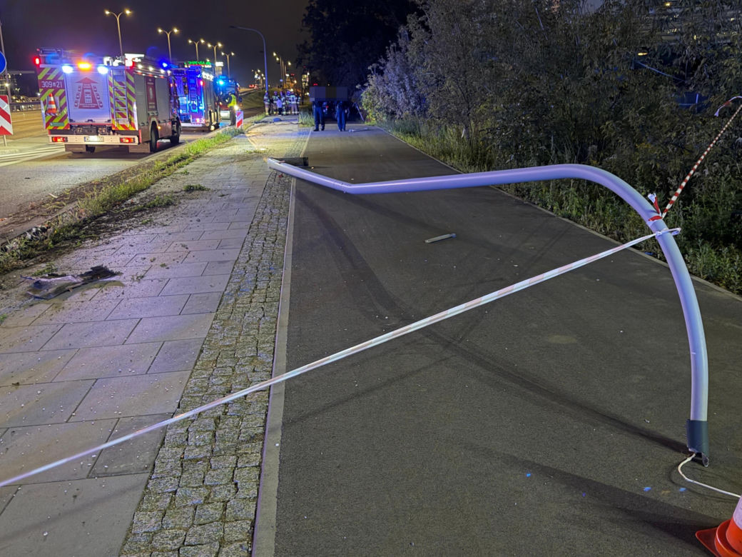 hrysler staranował trzy latarnie i uderzył w ogrodzenie. Świadkowie zatrzymali autobus i pobiegli na ratunek