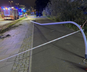 hrysler staranował trzy latarnie i uderzył w ogrodzenie. Świadkowie zatrzymali autobus i pobiegli na ratunek