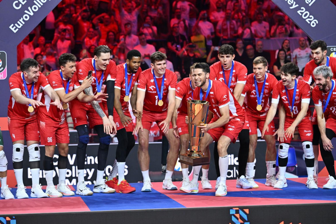 Siatkarze reprezentacji Polski podczas ceremonii dekorcji po meczu finałowym mistrzostw Europy z Francją