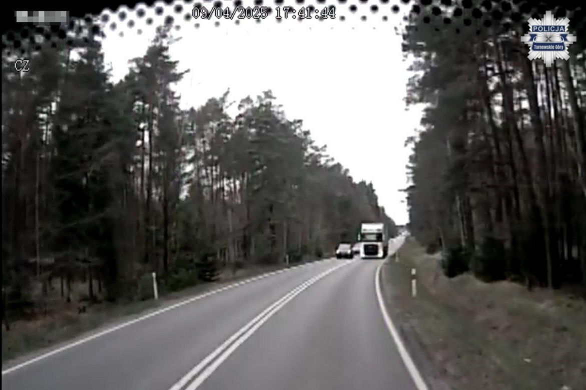 Tir jechał na zderzenie z autobusem pełnym pasażerów. O krok od tragedii na DK 11 pod Tarnowskimi Górami [ZDJĘCIA].