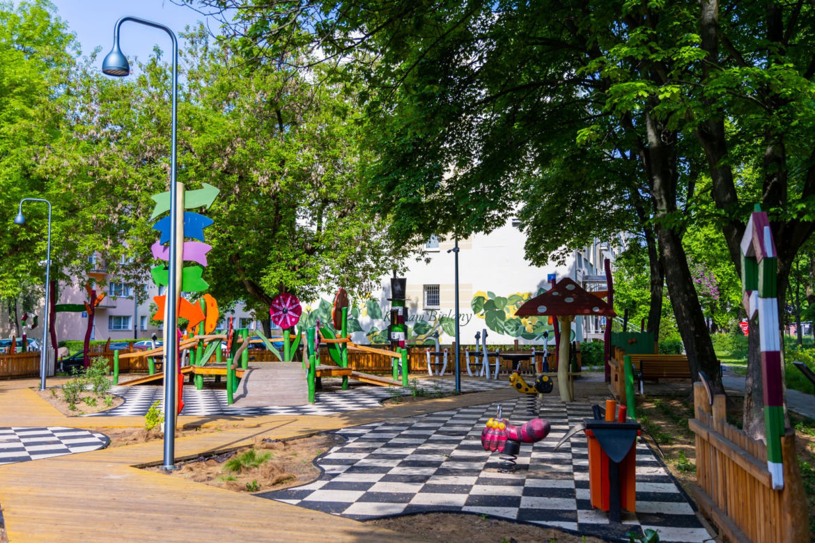 Plac zabaw inspirowany Alicją w krainie czarów
