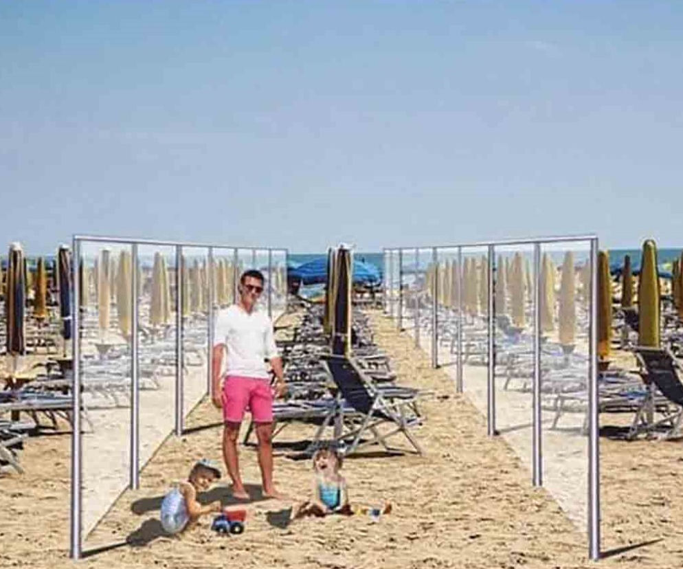 Parawany z pleksi na włoskich plażach