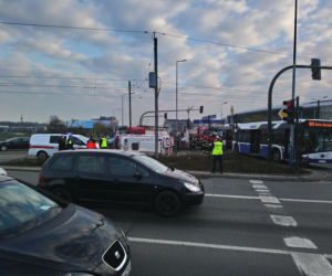 Kraków: Poważny wypadek na rondzie Grunwaldzkim. Karetka zderzyła się z autobusem