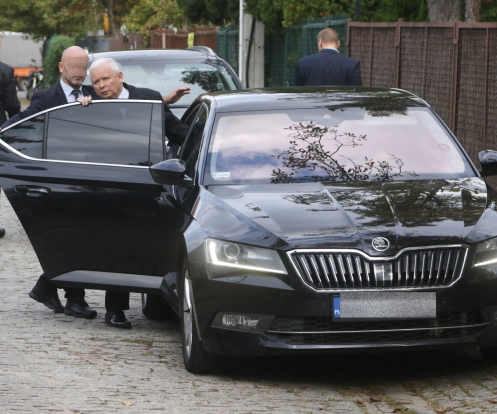 Jarosław Kaczyński jeździ Skodą Superb