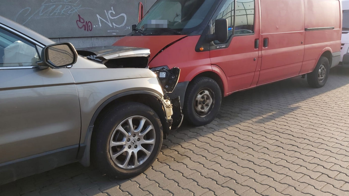 Warszawa. Huknął w bariery, roztrzaskał trzy auta i uciekł. Trwają poszukiwania kierowcy