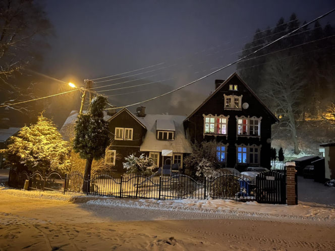 Zapomnij o Zakopanem! Ta wieś na Dolnym Śląsku zimą zamienia się w bajkową krainę