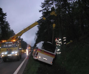 Autobus z dziećmi wypadł z drogi 