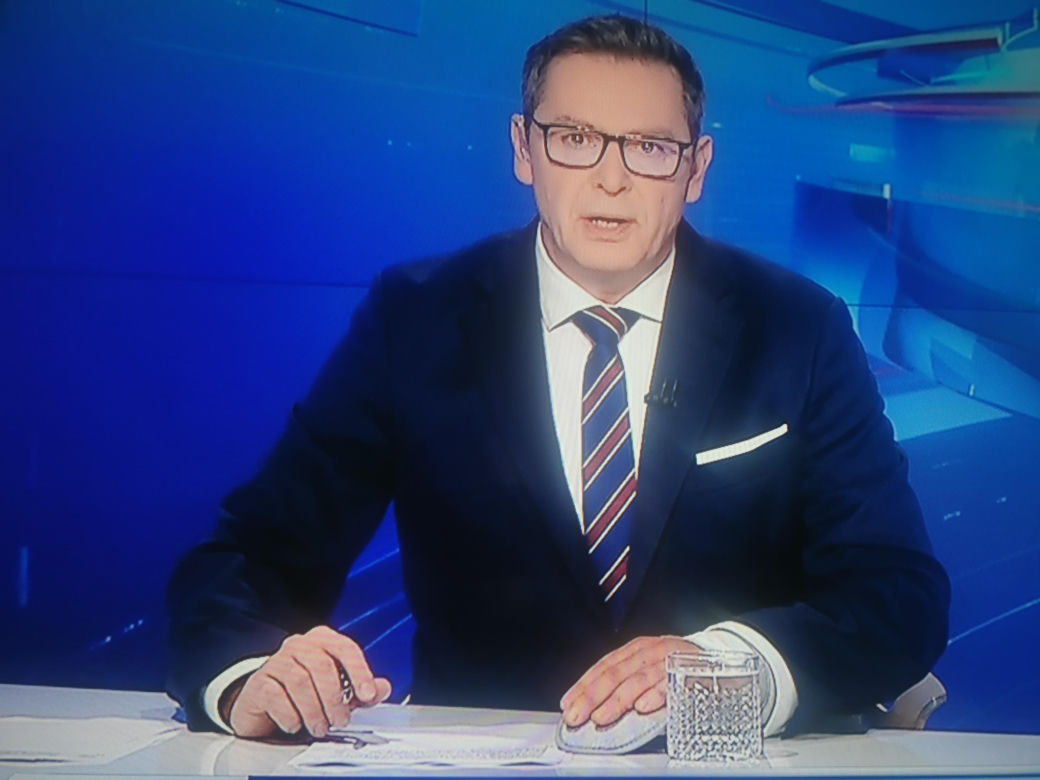 Michał Adamczyk, gwiazdor Wiadomości miał poważny wypadek. Próbują to maskować w Wiadomościach