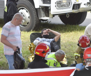 Autobus zawisł na moście Grota