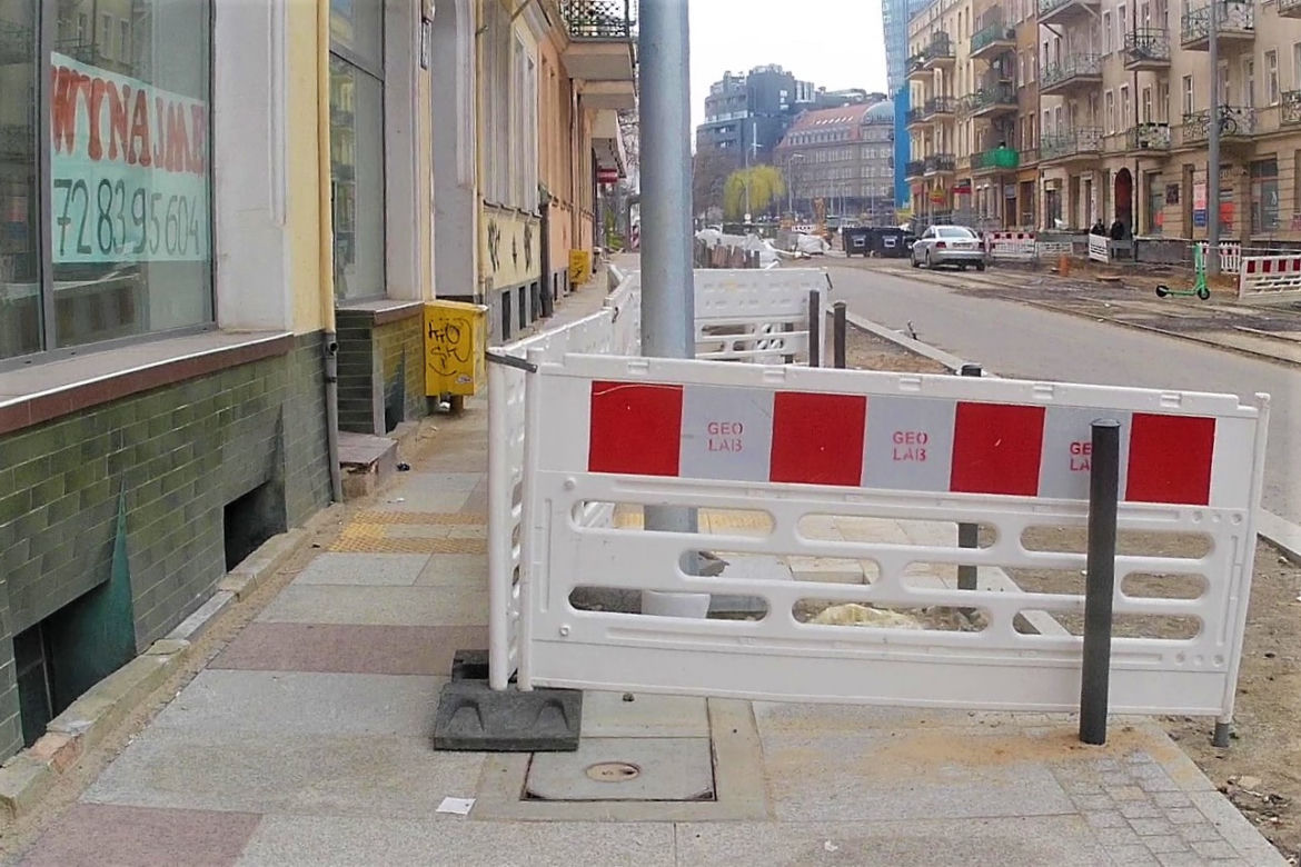 Słupy utrudniają życie pieszym na al. Wyzwolenia