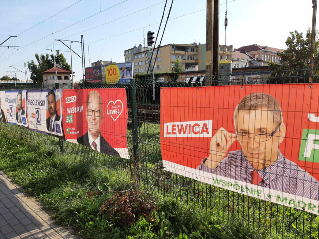 Rzeszowskie osiedla pozaklejane plakatami wyborczymi. Plakat na plakacie 