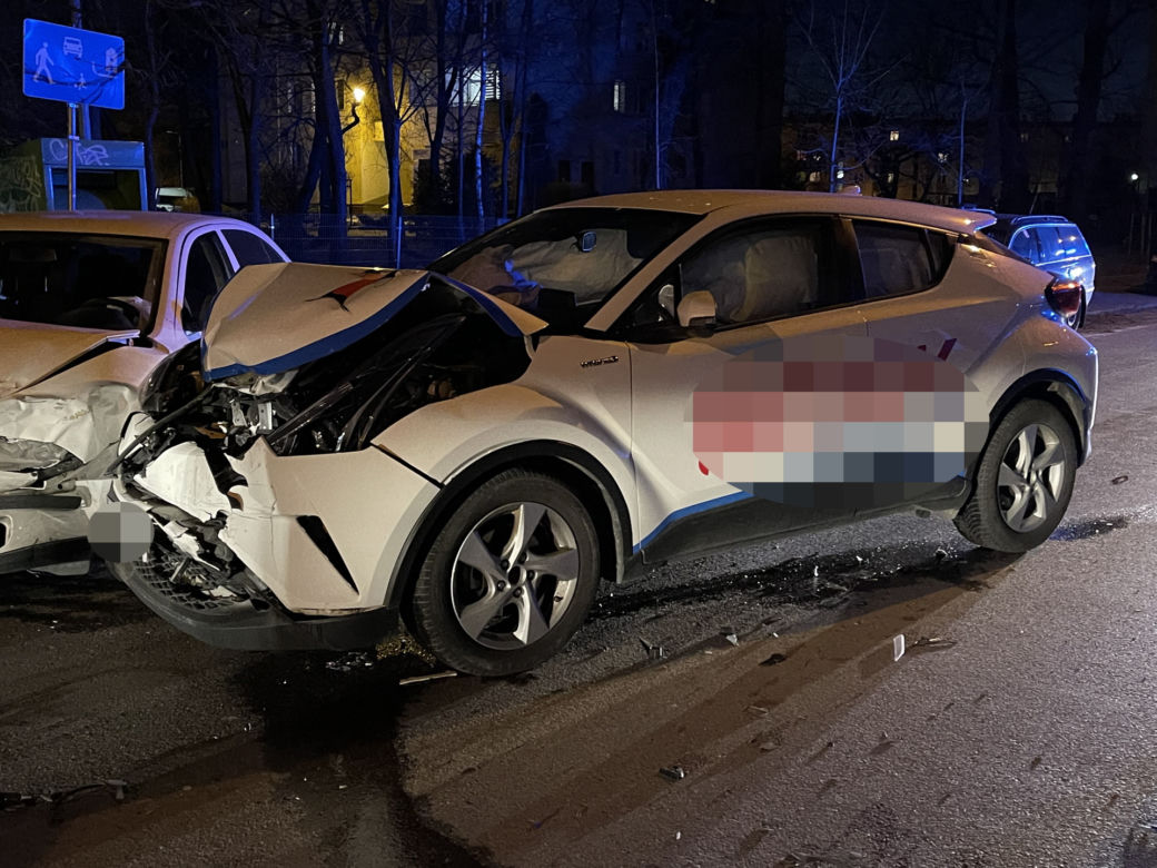 Wbili się czołowo w skodę, później uciekli. Szuka ich policja