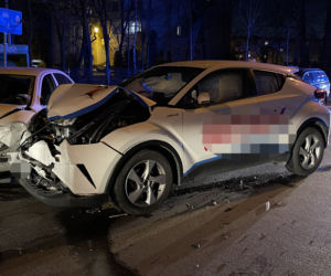Wbili się czołowo w skodę, później uciekli. Szuka ich policja