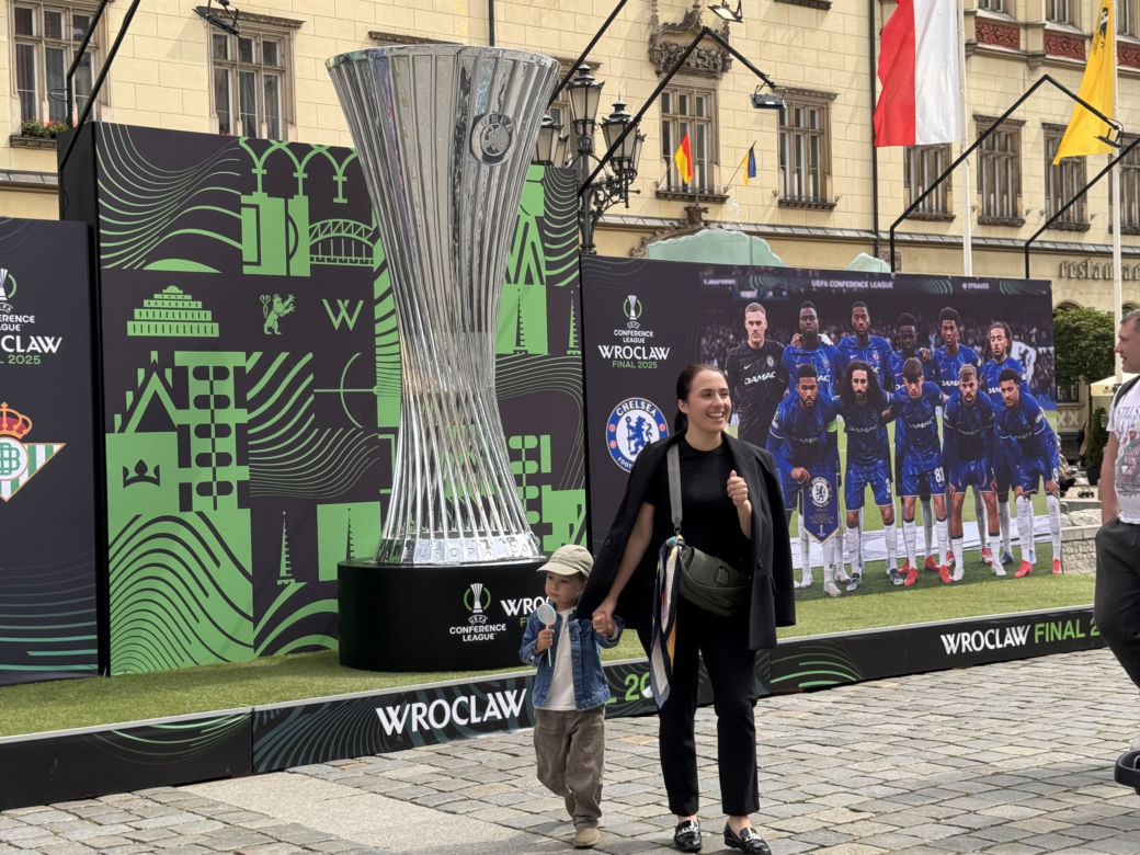 Wrocław żyje finałem Ligi Konferencji Europy. Kibice Betisu i Chelsea już w strefach kibica!