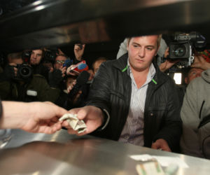 Dawid Bratko na wolności! Król dopalaczy nigdy nie trafił do więzienia. Wystawiono za nim list gończy