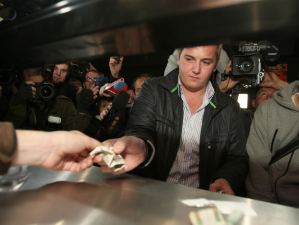 Dawid Bratko na wolności! Król dopalaczy nigdy nie trafił do więzienia. Wystawiono za nim list gończy