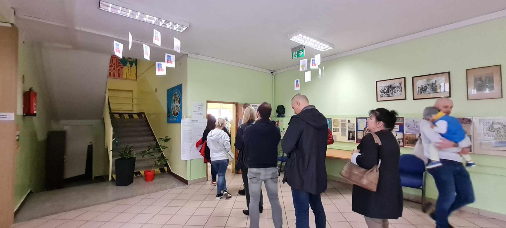 Krakowianie stoją w kolejkach do urn wyborczych. Frekwencja robi wrażenie!