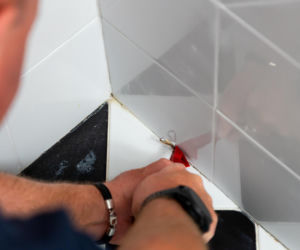 Jak poprawnie usunąć starą fugę i silikon oraz nałożyć nowy? Murator Remontuje