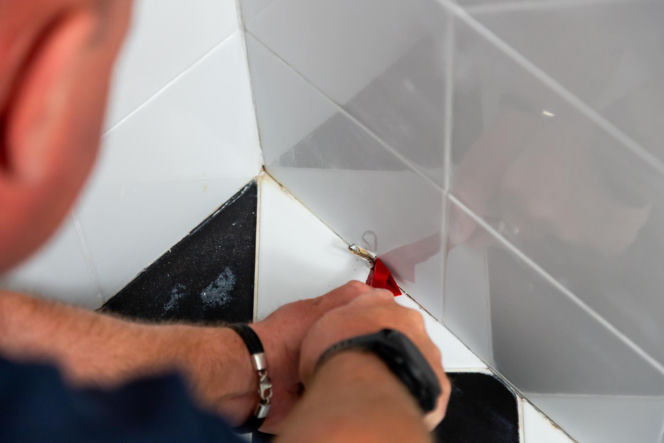 Jak poprawnie usunąć starą fugę i silikon oraz nałożyć nowy? Murator Remontuje