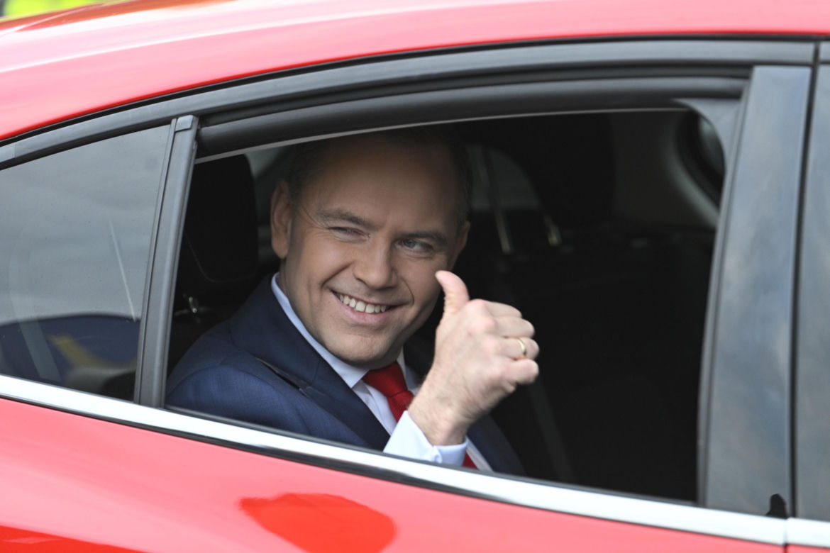 Jakimi samochodami jeżdżą kandydaci na prezydenta 2025? Sprawdziliśmy, co stoi w ich garażach!