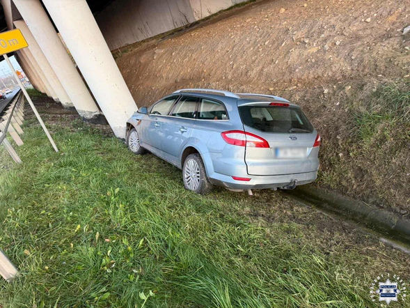 Pijany kierowca uderzył w betonowy słup