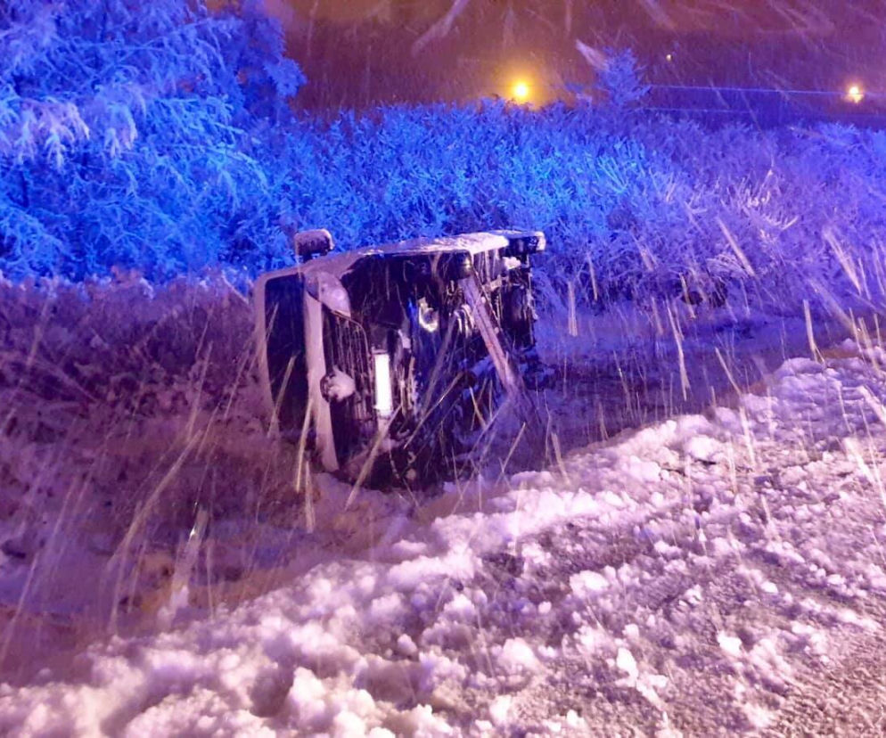 Ciężkowice. Samochód dostawczy wypadł z jezdni do rowu. Jedna osoba w szpitalu