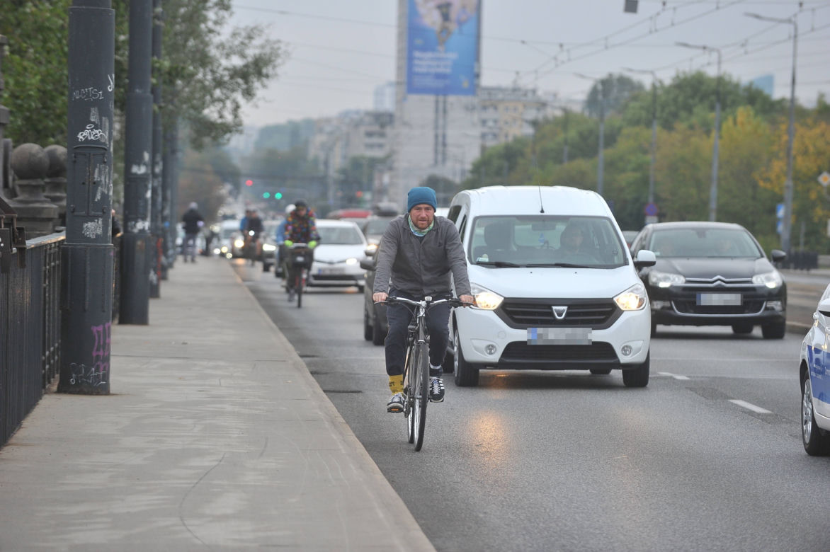 Protest rowerzystów na Moście Poniatowskiego. "Tu jest jak w cyrku"