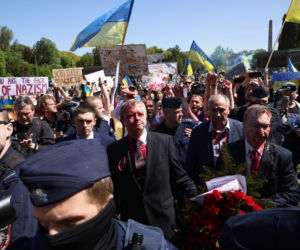 Siergiej Andriejew oblany czerwoną farbą. Protest pod Mauzoleum Żołnierzy Radzieckich