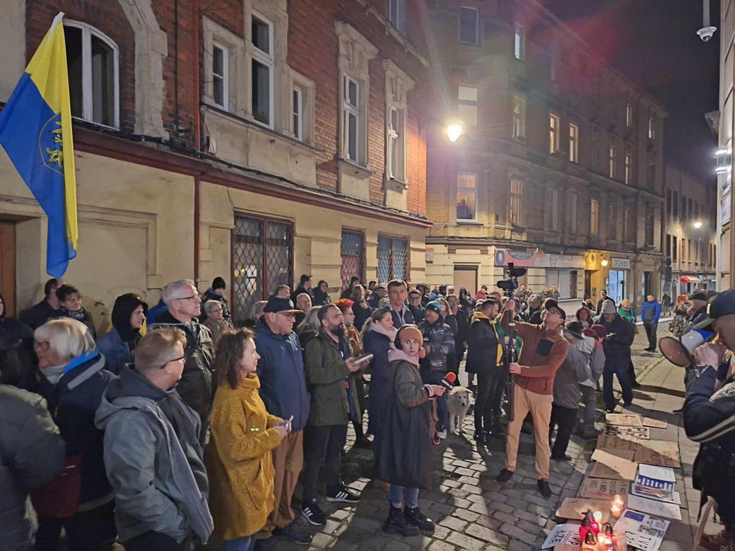 Impreza pożegnalna pod biurem poselskim Barbary Dziuk. "O Barbaro, królowo donosów!" 