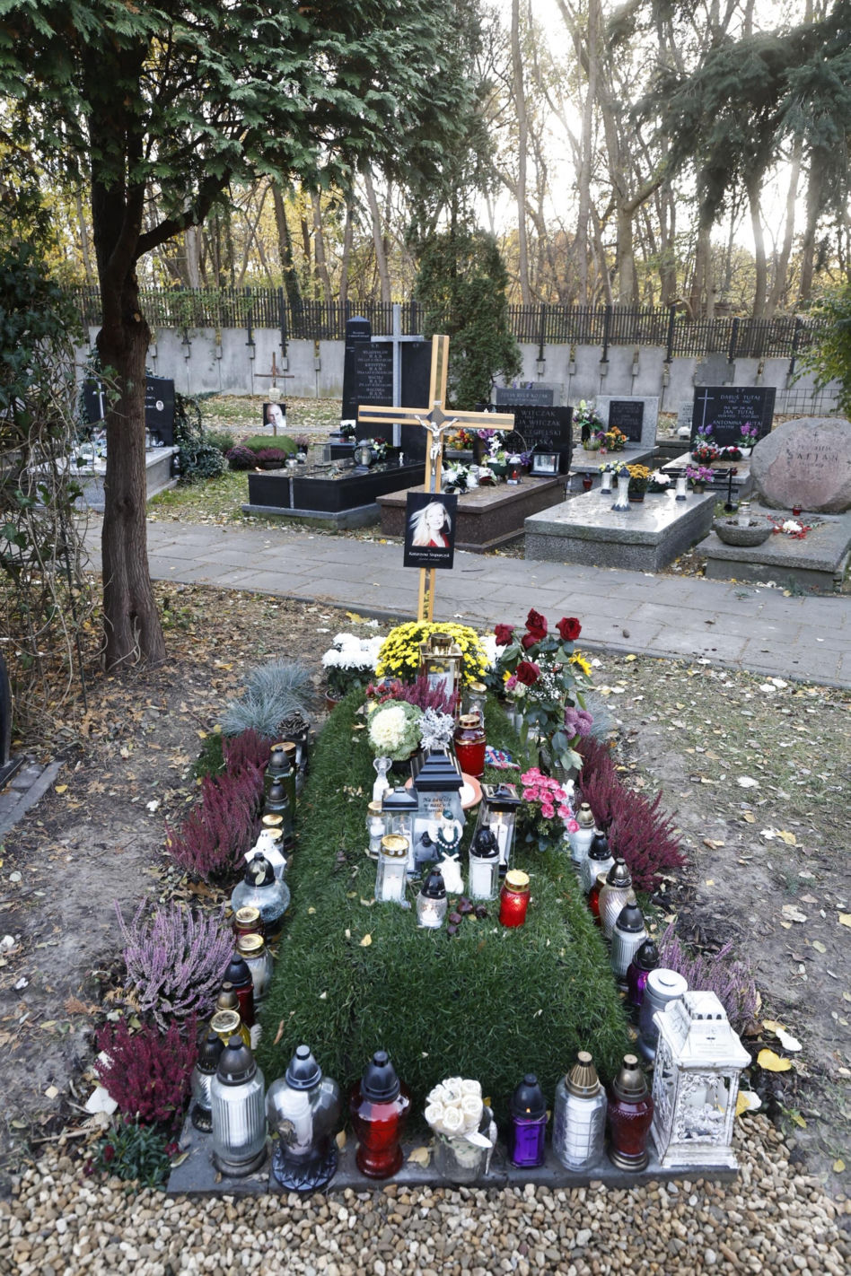 Tak wyglądają groby Zapasiewicza, Tyma, Kołaczkowskiej, Stoparczyk
