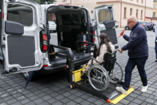 Bezpiecznie z domu do lekarza, urzędu czy sklepu. W Tarnowie ruszyło Taxi Help