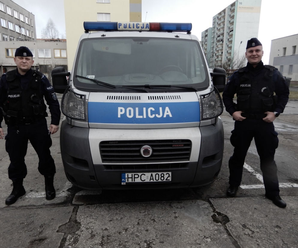 Policjanci Sebastian i Adrian zdążyli w ostatniej chwili! O krok od tragedii we Włocławku