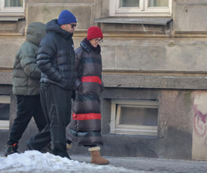 Tomasz Karolak  i Viola Kołakowska na spacerze