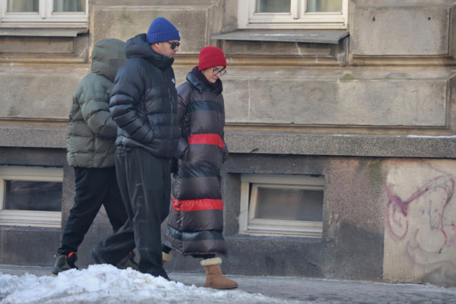 Tomasz Karolak  i Viola Kołakowska na spacerze