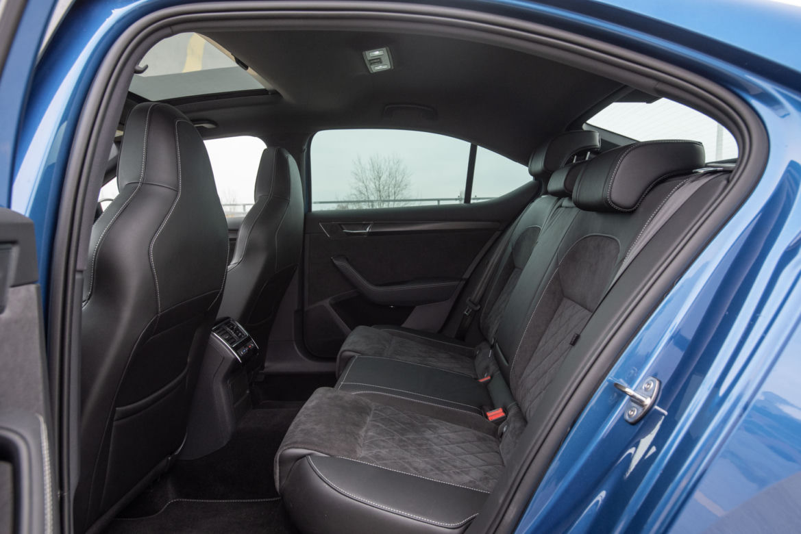 Volkswagen Passat Elegance vs Skoda Superb Sportline